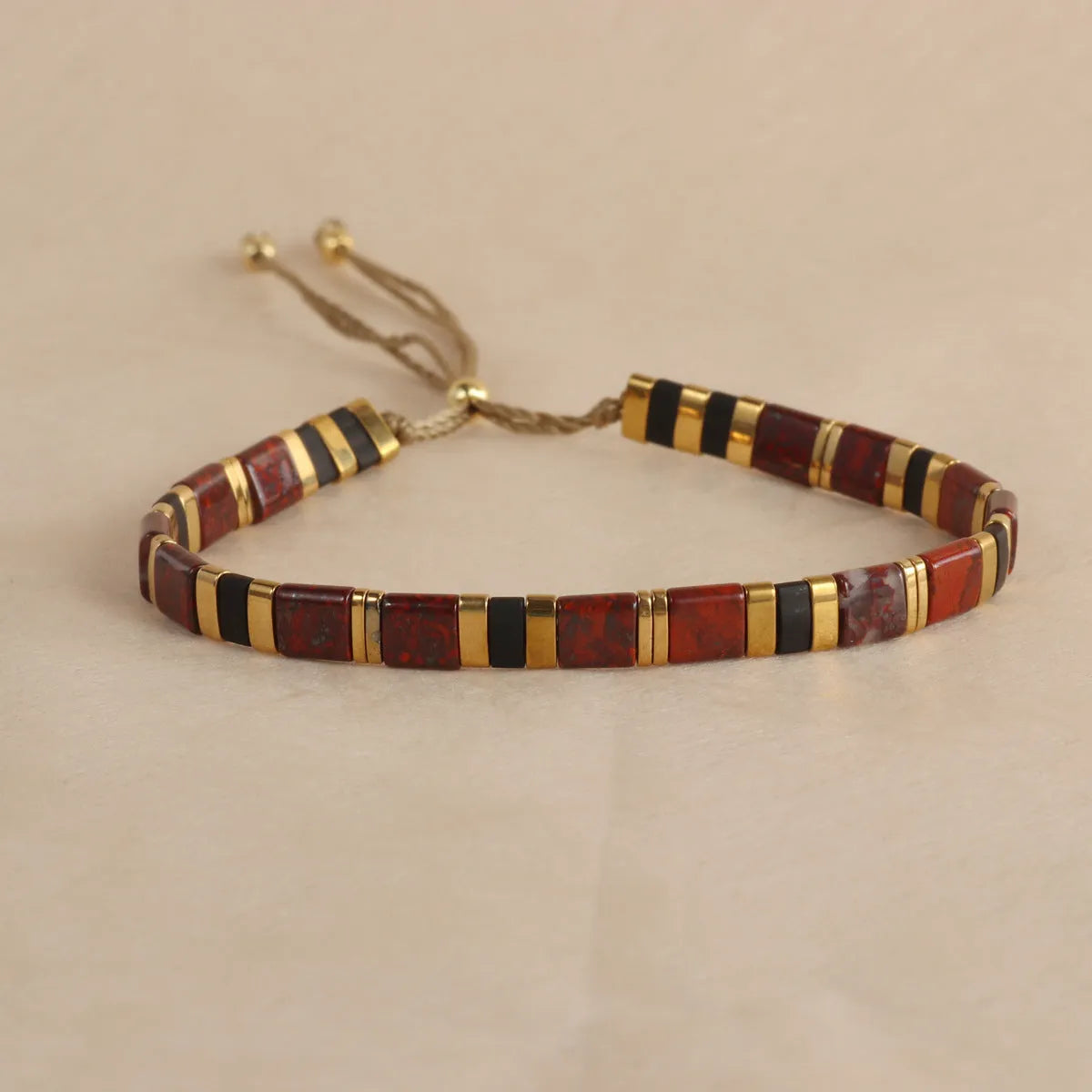 Geometric pull bead bracelet in glass and coloured glaze with round elements