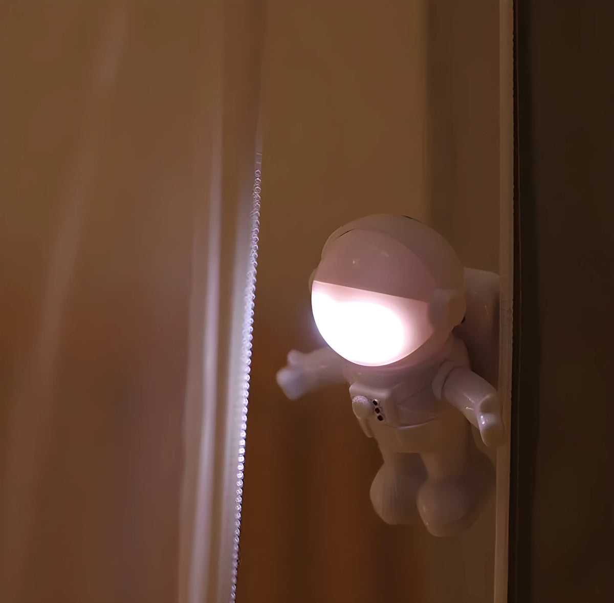 Mini astronaut USB night light hanging type in pink or green, 75 x 75 x 18mm with 2 metre cable