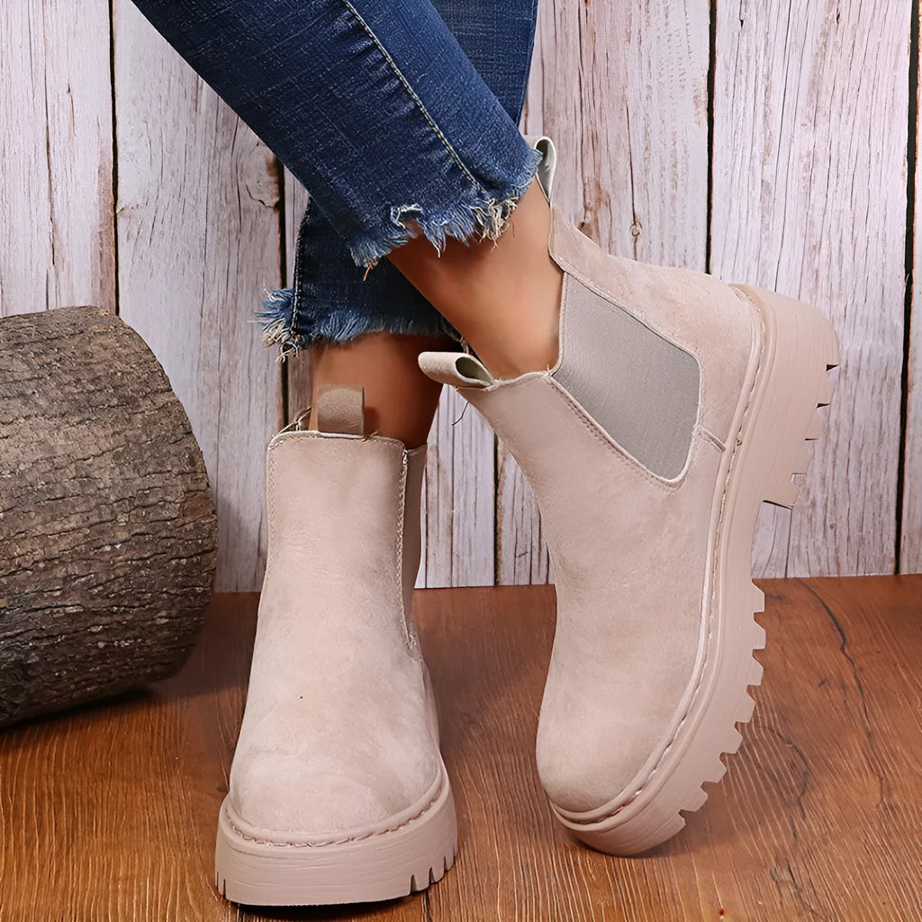 Women's solid colour chunky platform Martin boots with artificial PU upper and rubber sole, black