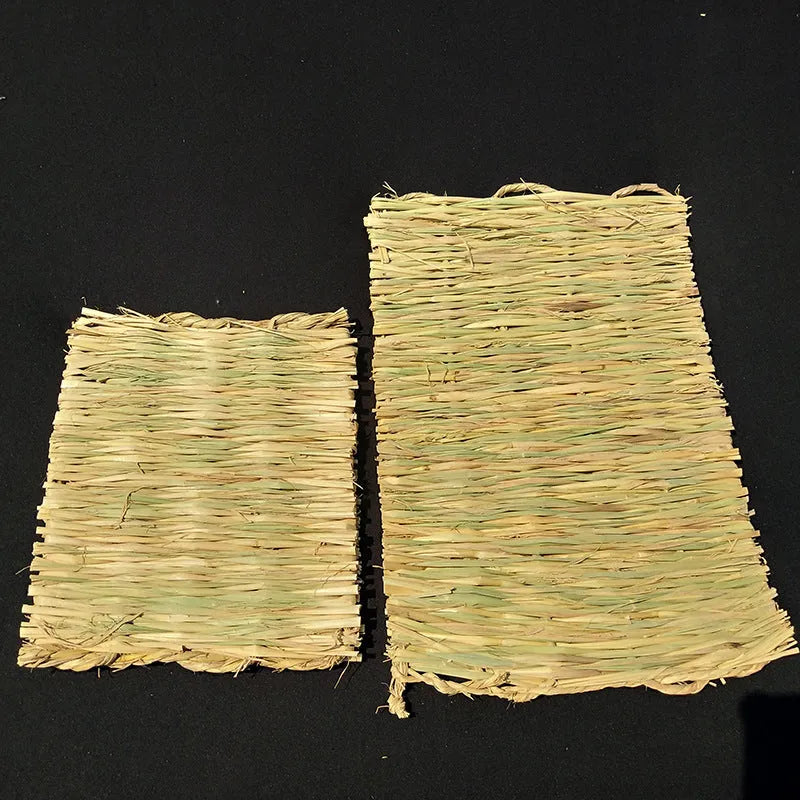 Natural straw hay mat 40x28 cm hand-woven brown for rodent cage chew toy and bed