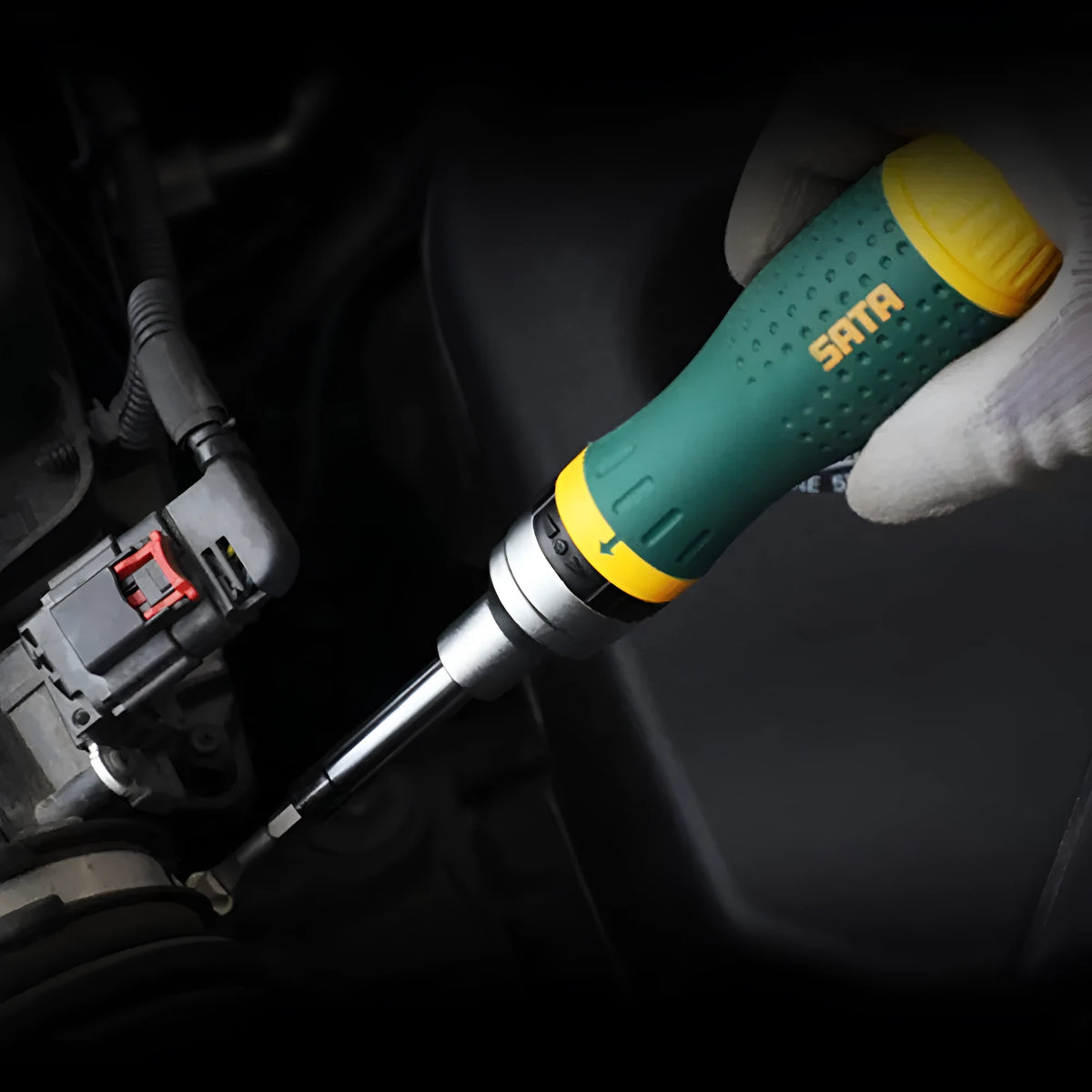 19 in 1 ratchet screwdriver set with 18 SVCM steel bits and green anti-slip handle