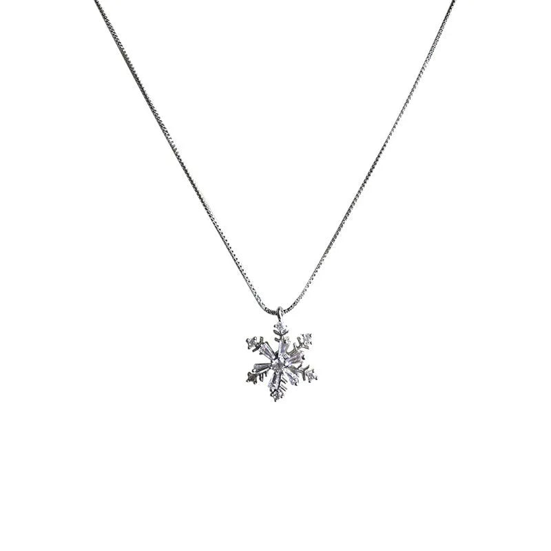 Silver snowflake pendant necklace on woman, copper base with electroplated finish, 45 cm chain