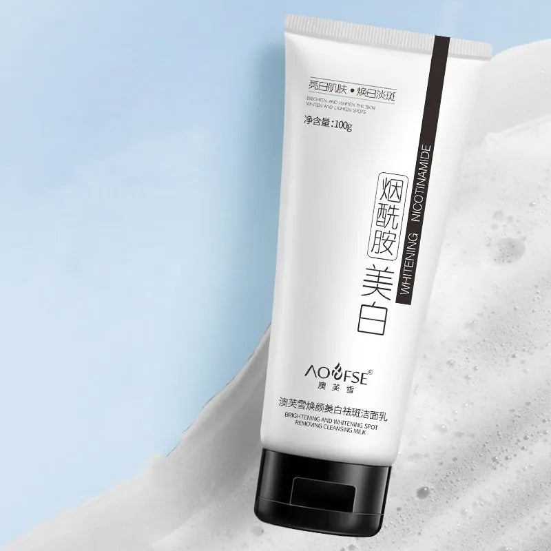 White tube of 100ml whitening and freckle-removing facial cleanser for pore cleansing.