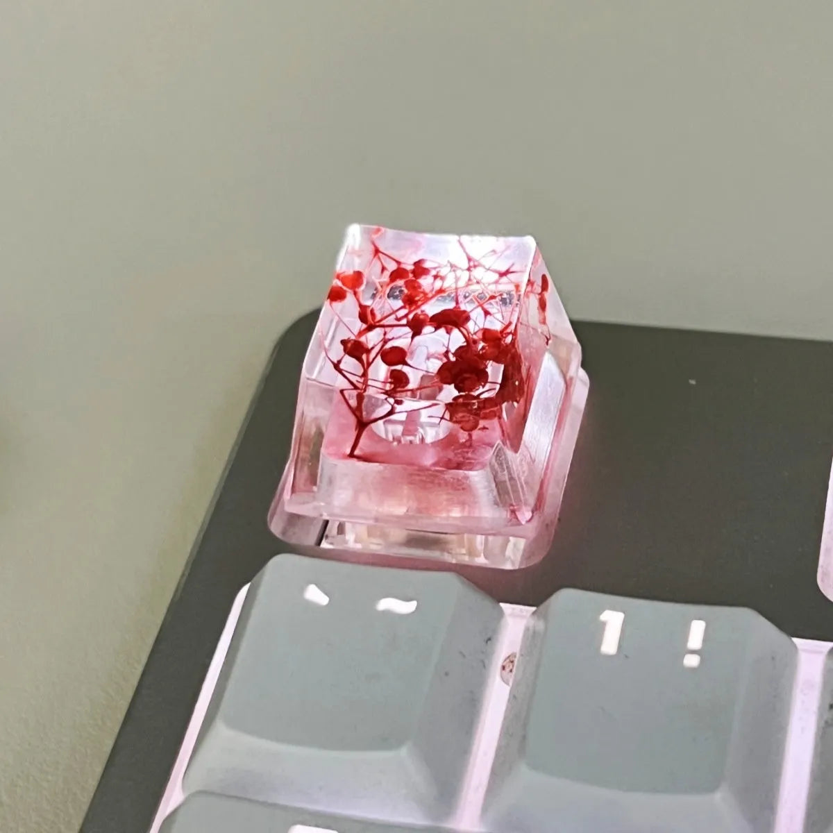 Resin starry sky keycap for mechanical keyboards in transparent design with glitter particles