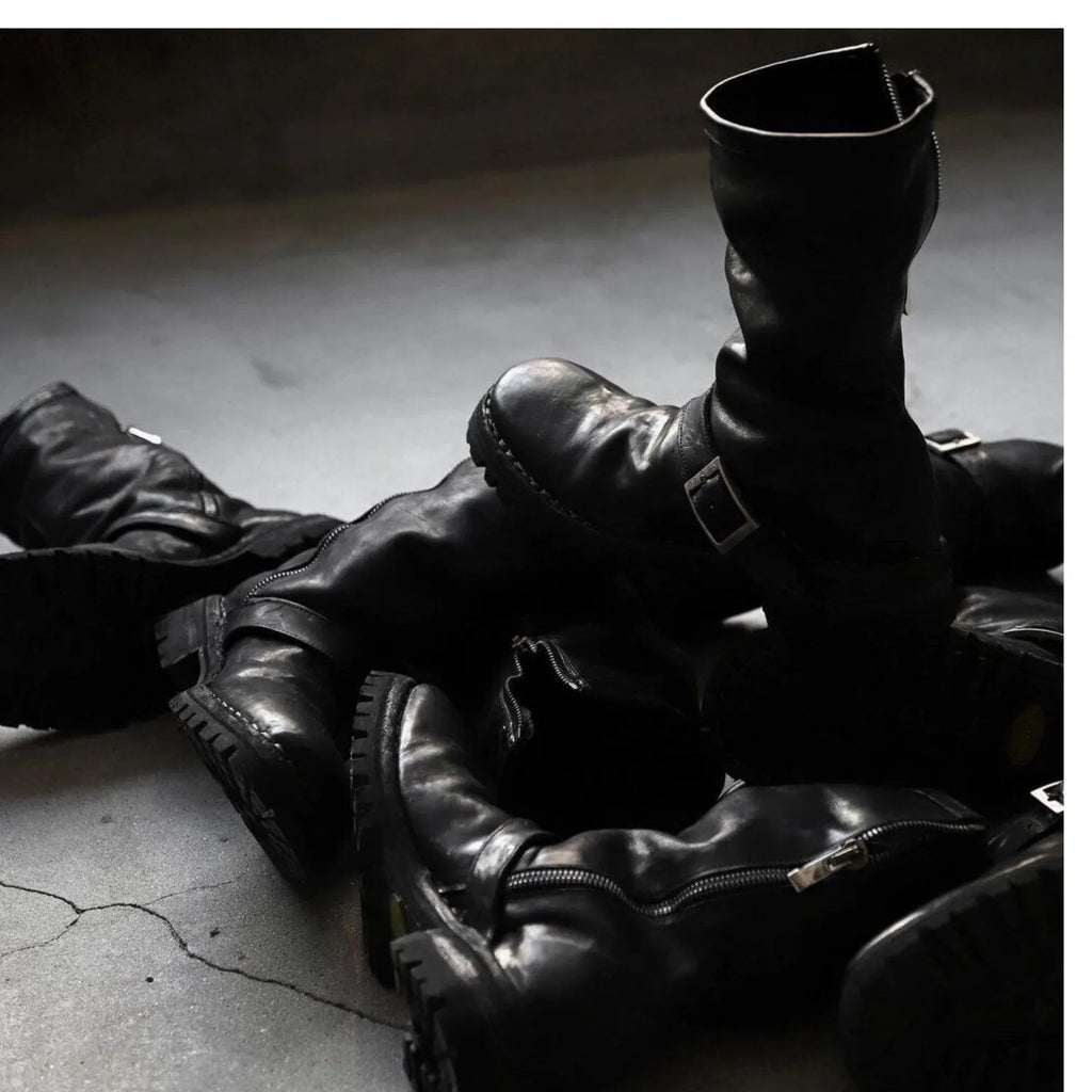 Men's dark retro Martin boots with side zip closure and round toe in black colour