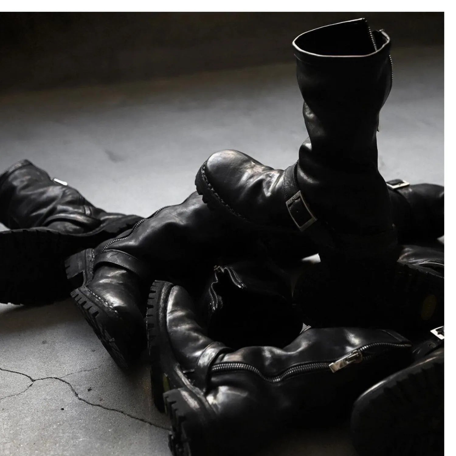 Men's dark retro Martin boots with side zip closure and round toe in black colour