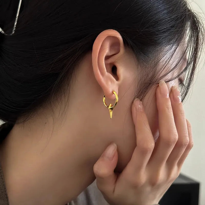 Geometric star ear clip for women in platinum colour with copper construction and electroplated finish