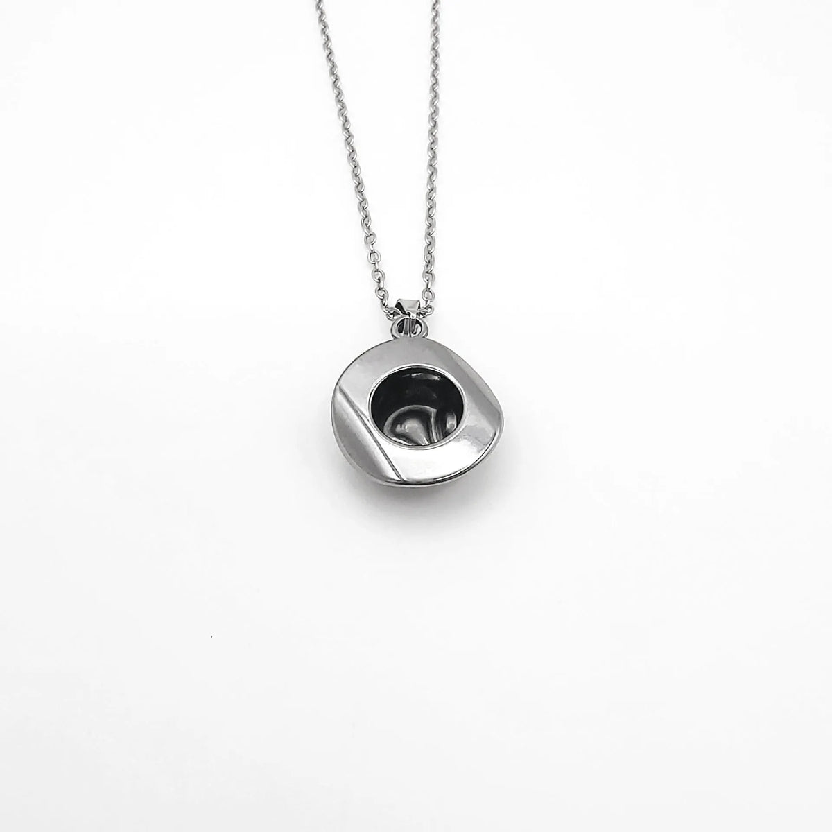 Metal cowboy hat punk pendant necklace on O-ring chain, available in gold, rose gold and steel colour