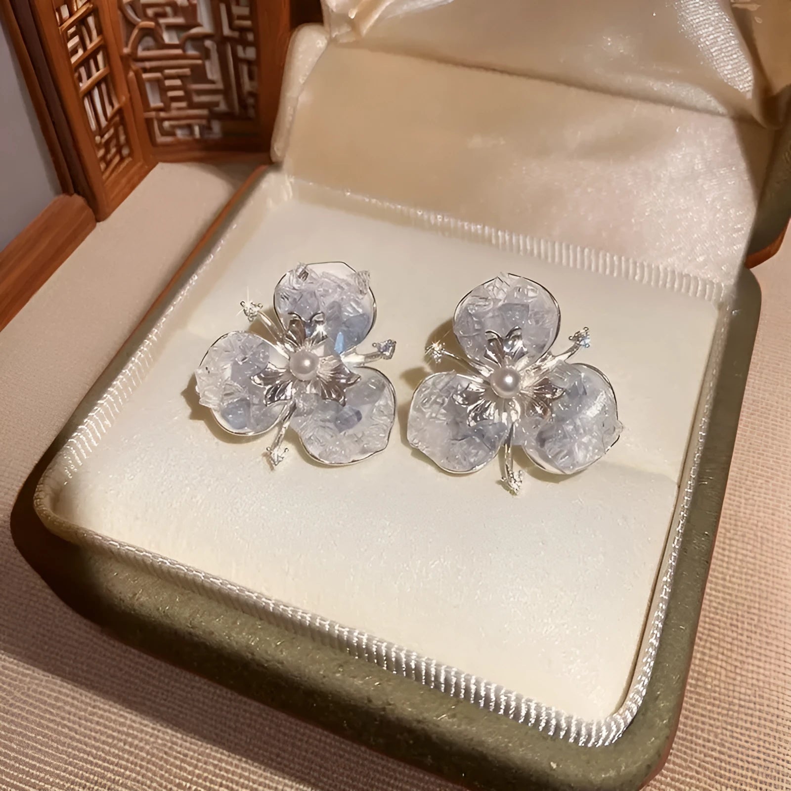 South Korea blue butterfly flower stud earrings for women, electroplated mixed material, flower shape, 1.5cm diameter, one pair