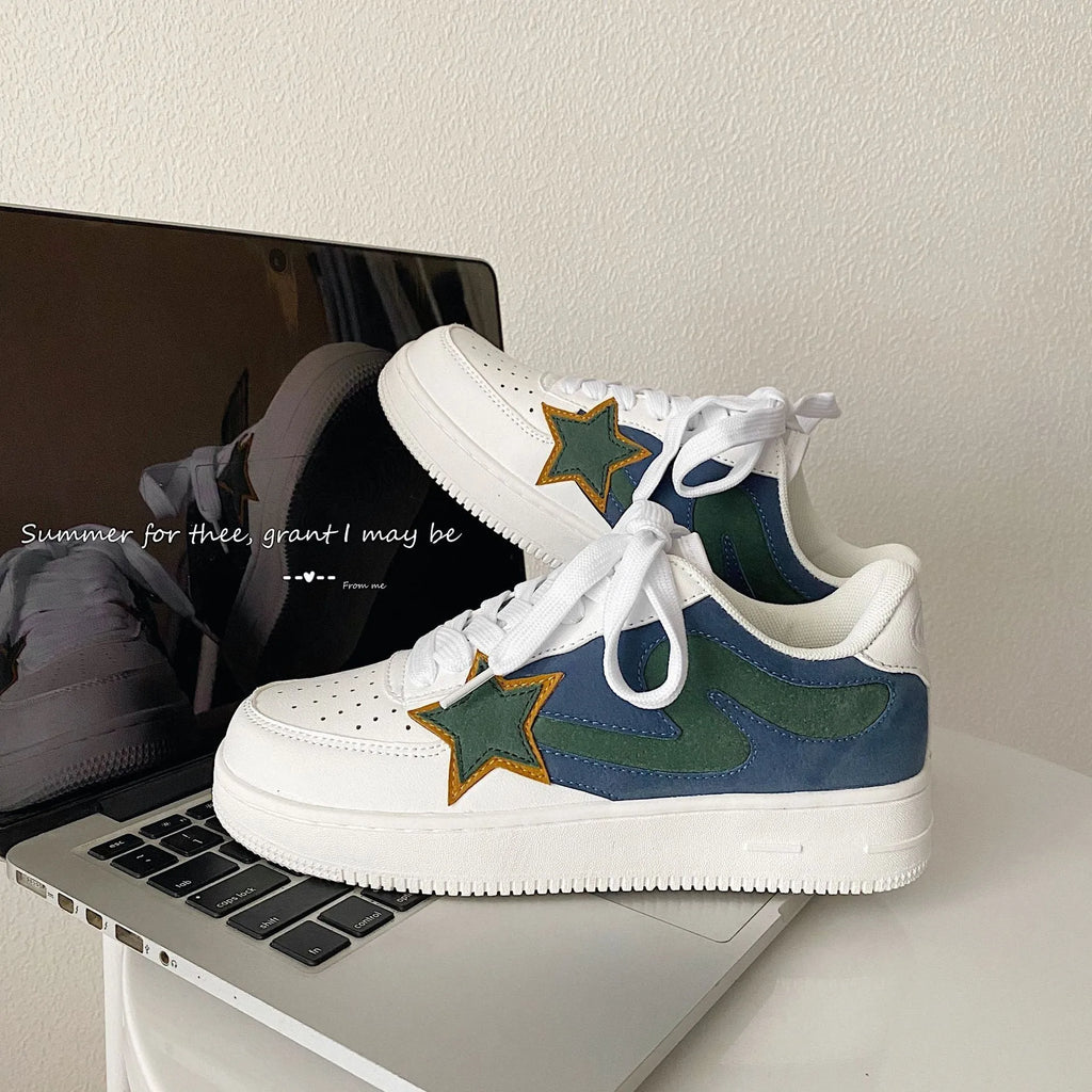 Retro low-top sports and casual shoes for men and women, synthetic leather upper, TPR sole, stitching details, white blue and white green colours, sizes 36-44.