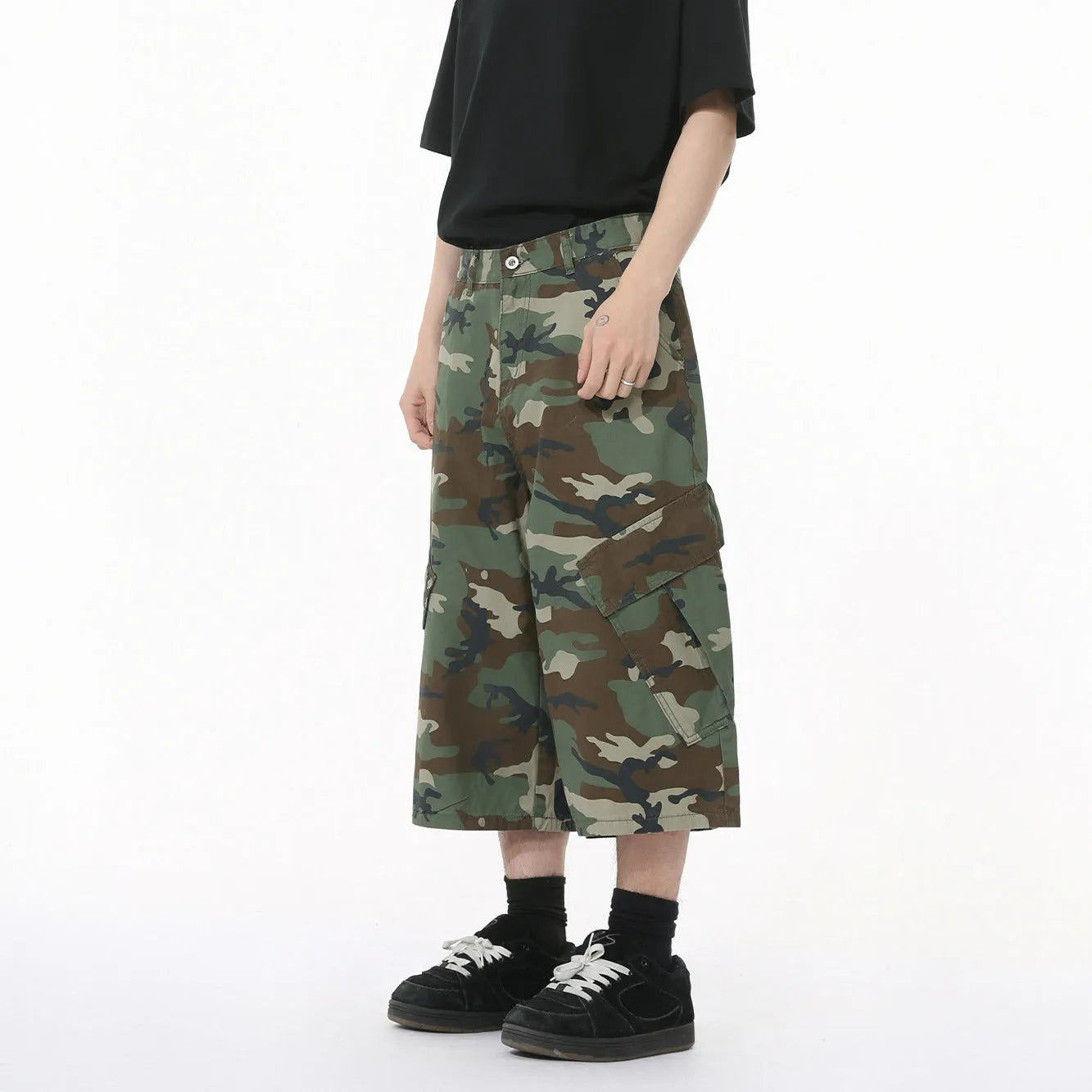 Men's camouflage cotton wide-leg jeans with large side pockets and cropped length