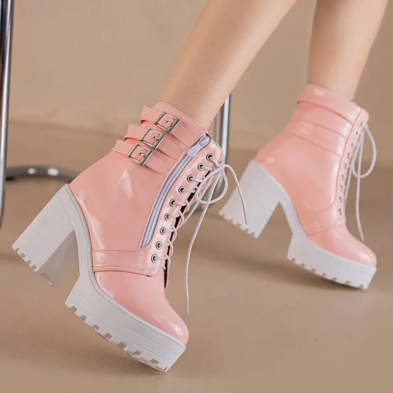 Women's thick-heeled ankle boots in black with lace-up front and round toe design
