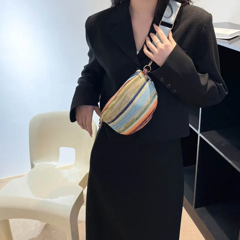 Bohemian style straw women's shoulder bag with shell shape and single strap in pink or blue colour