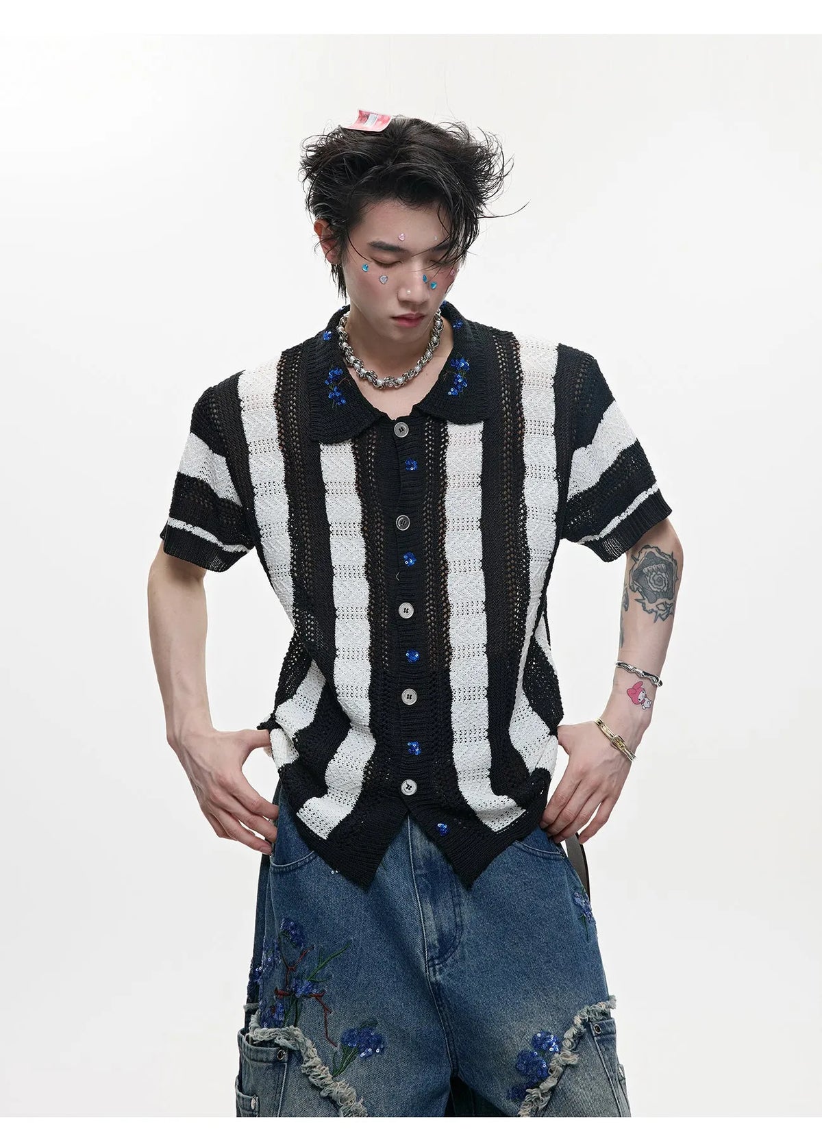 Men's retro striped knit shirt in loose fit with short sleeves and button decoration