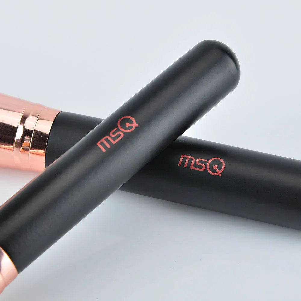 Rose gold makeup brush with wool bristles and wooden handle, 4.5cm gross length, 17.5cm overall length