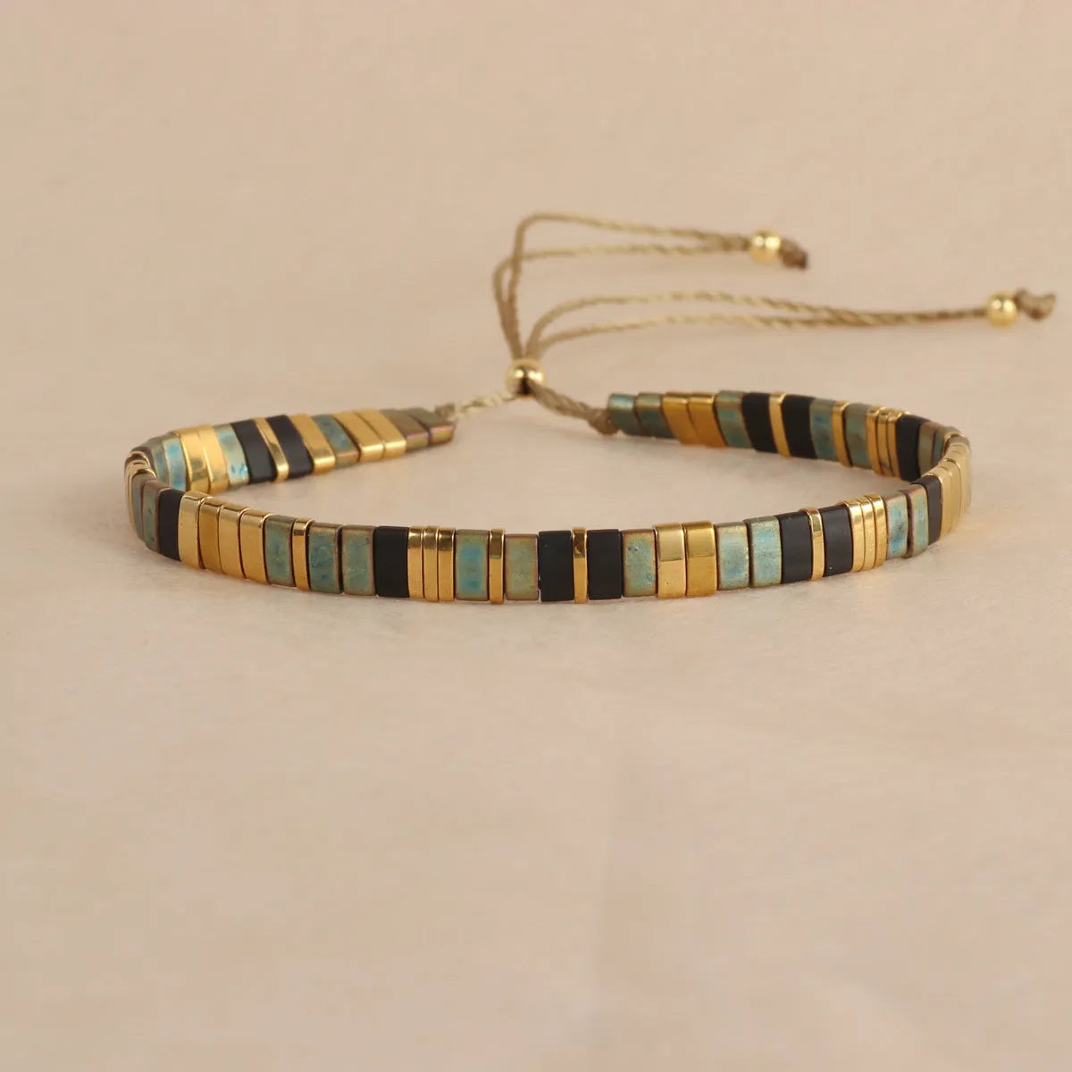 Geometric pull bead bracelet in glass and coloured glaze with round elements