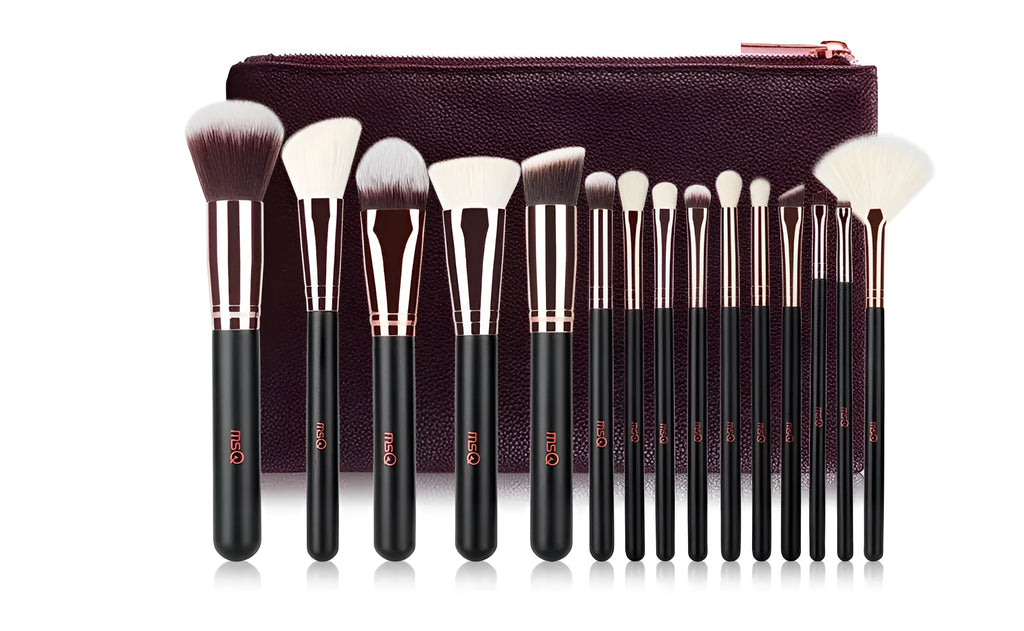 Rose gold makeup brush with wool bristles and wooden handle, 4.5cm gross length, 17.5cm overall length