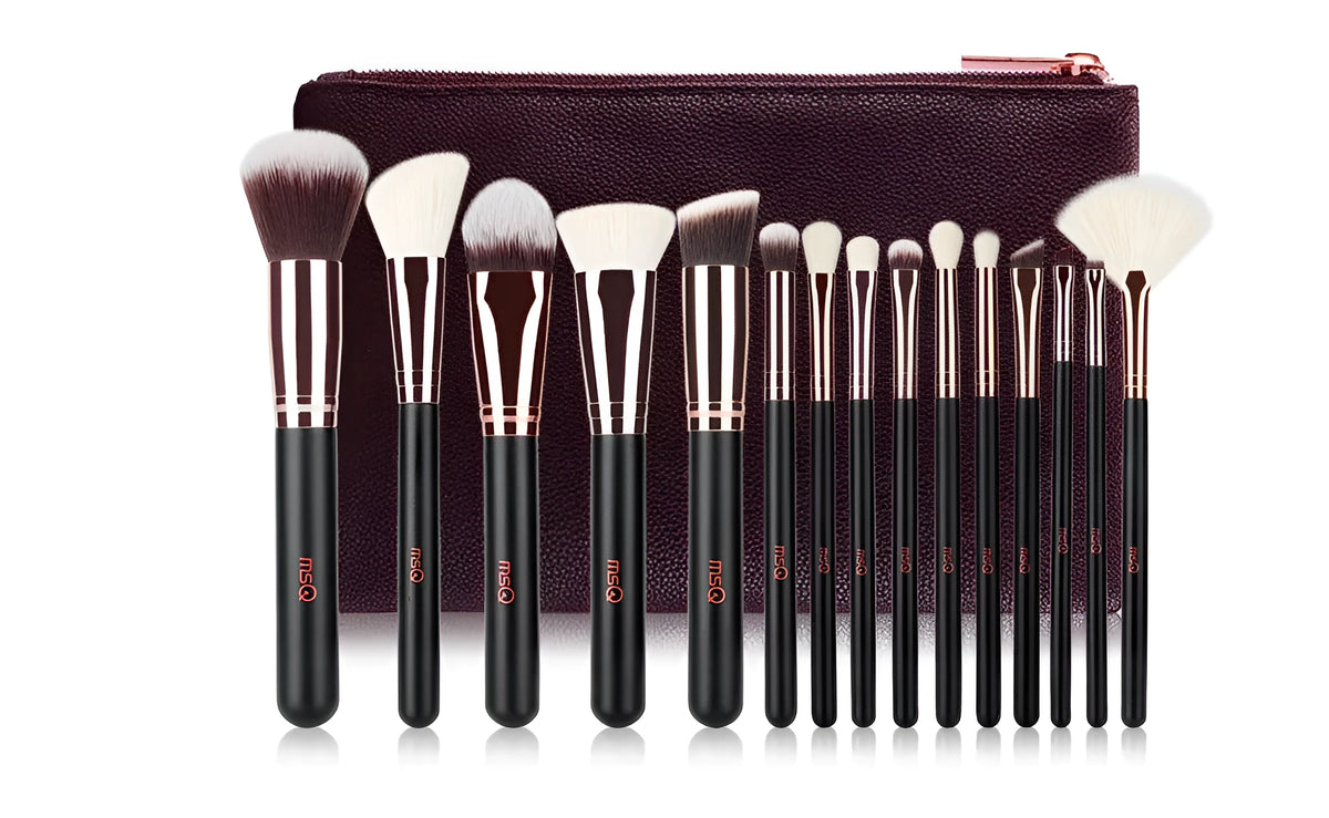 Rose gold makeup brush with wool bristles and wooden handle, 4.5cm gross length, 17.5cm overall length