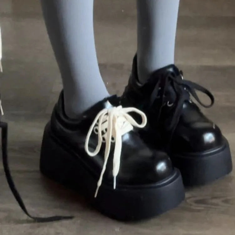 Black matte women's lace-up platform shoes with a chunky 6-8cm rubber sole and round toe.