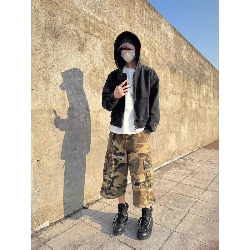 Men's loose straight camouflage cropped jeans with retro patch and ripped detailing in cotton fabric