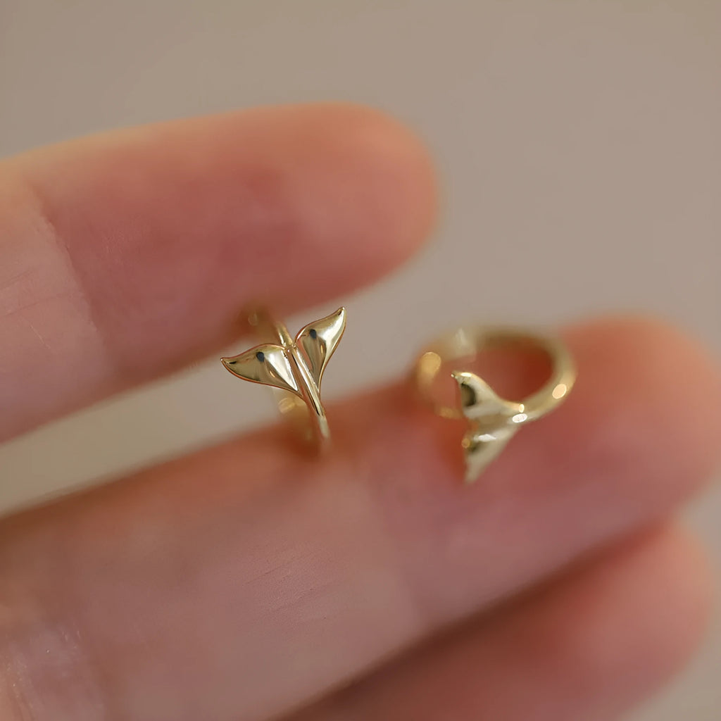 Sterling silver fishtail hoop earrings in gold and white gold finishes, 8mm inner diameter.