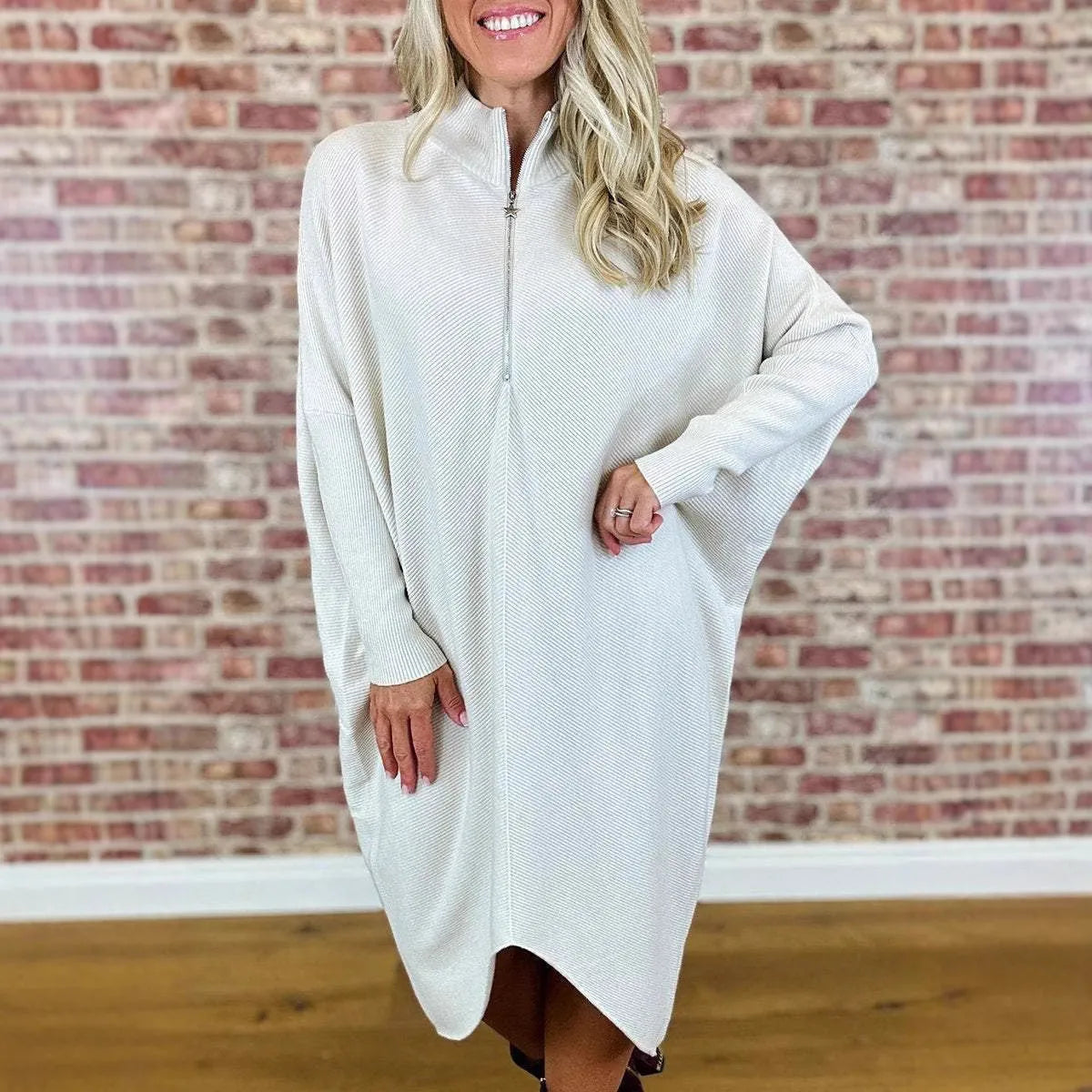 Women's solid colour knitted loose dress with zip front and raglan sleeves