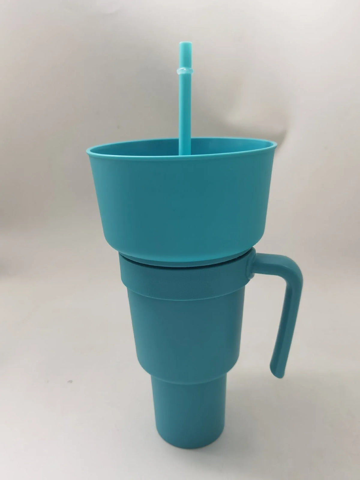 Silicone straw cup with handle, 901-1000ml, in blue solid colour, approx. 14.5cm wide and 26.7cm tall.