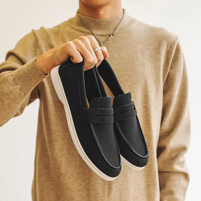 Men's casual suede shoes in British style with round toe and vulcanised rubber sole.