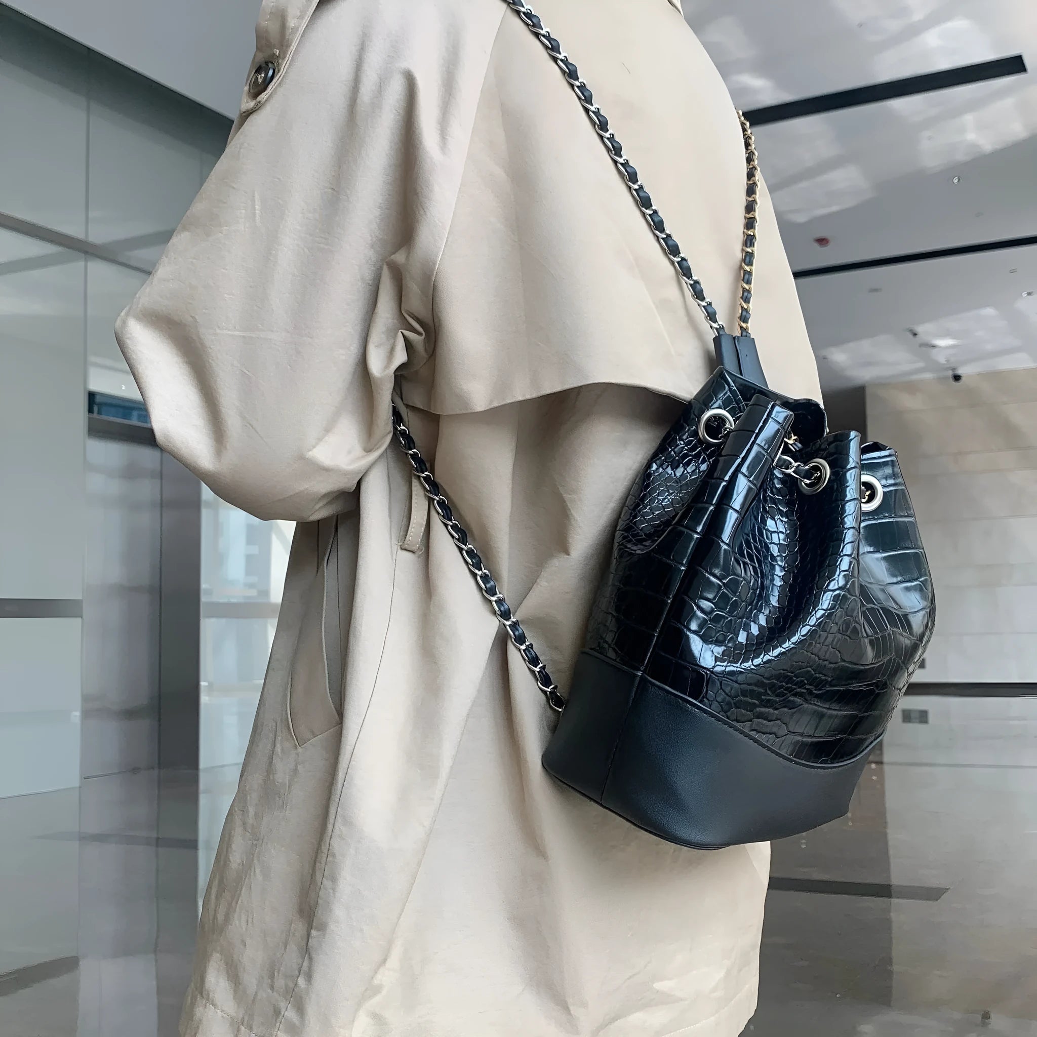 Women's black PU large capacity shoulder bag with chain detail, 22x29x10.5cm