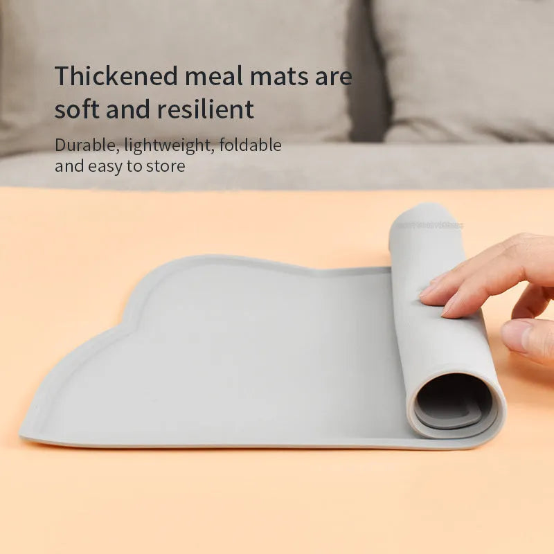 Silicone pet feeding mat in cat head shape measuring 44 by 24 centimetres