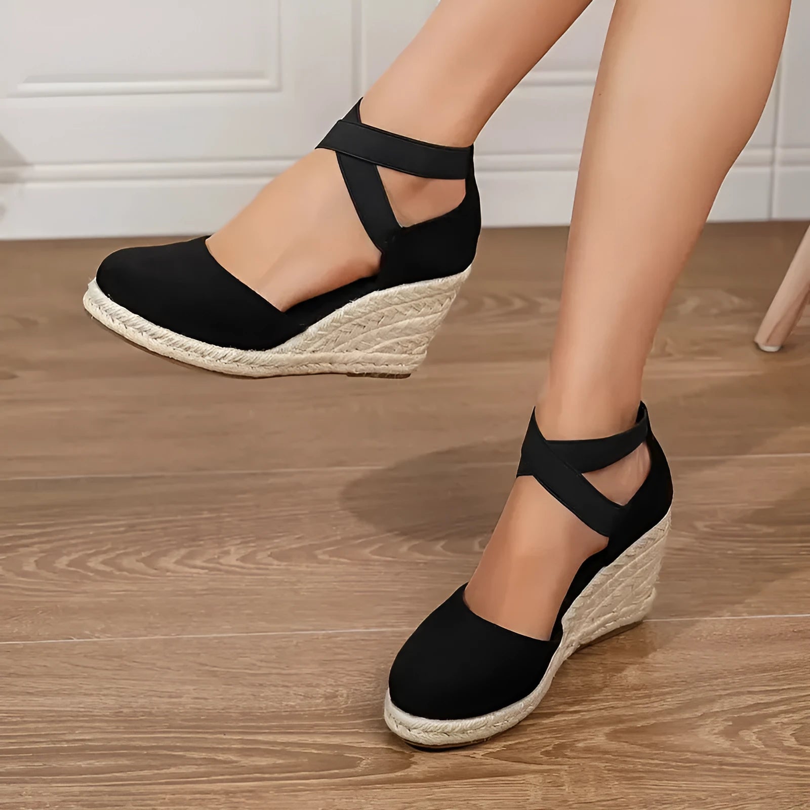 Plus size women's black sports sandals with elastic band and round toe, microfiber upper and TPR sole