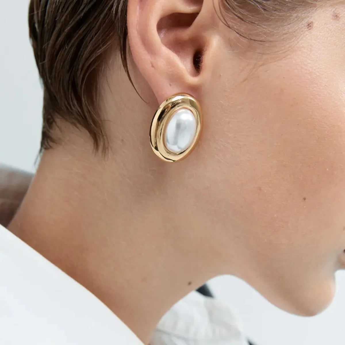 Stainless steel vintage pearl ear studs with electroplated finish, colour JDE0305051