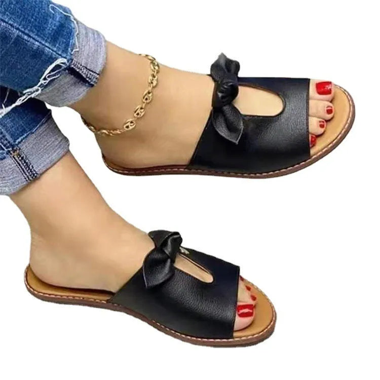 Ladies' casual sandals in black with a fishmouth style and a decorative bow on the upper.