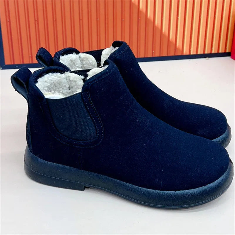 Women's flat ankle boots in suede with round toe, shown in black, brown or khaki, sizes 36-43.