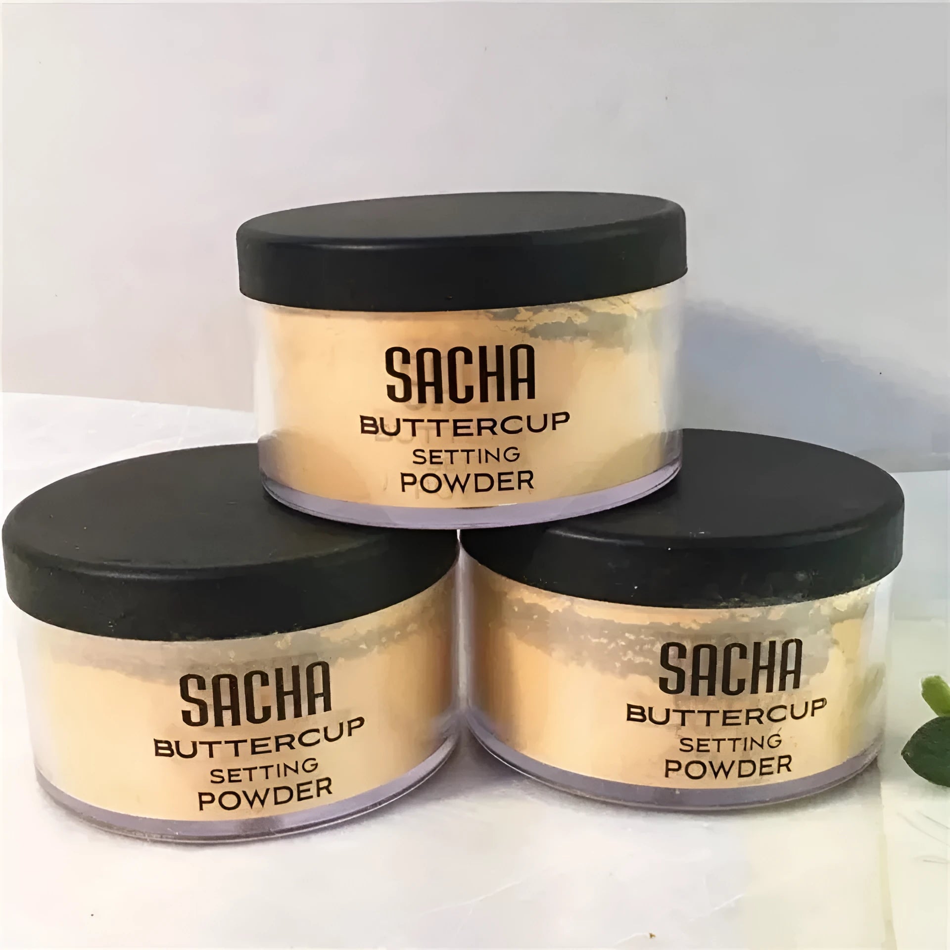 Translucent loose setting powder in a 35ml plastic container with sifter lid