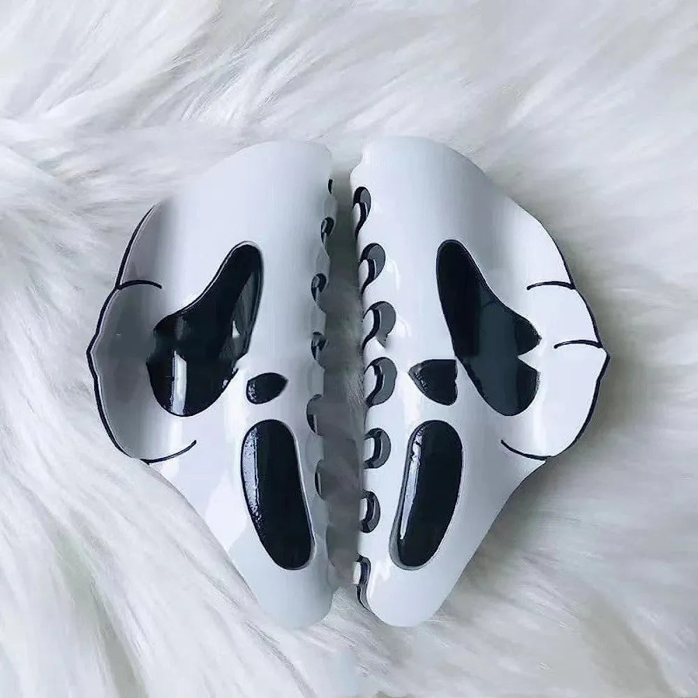 White plastic Halloween grimace barrette with 7 forks, 9.5x4x4.5cm, on white background