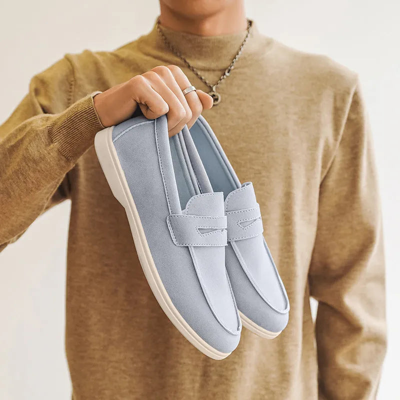 Men's casual suede shoes in British style with round toe and vulcanised rubber sole.