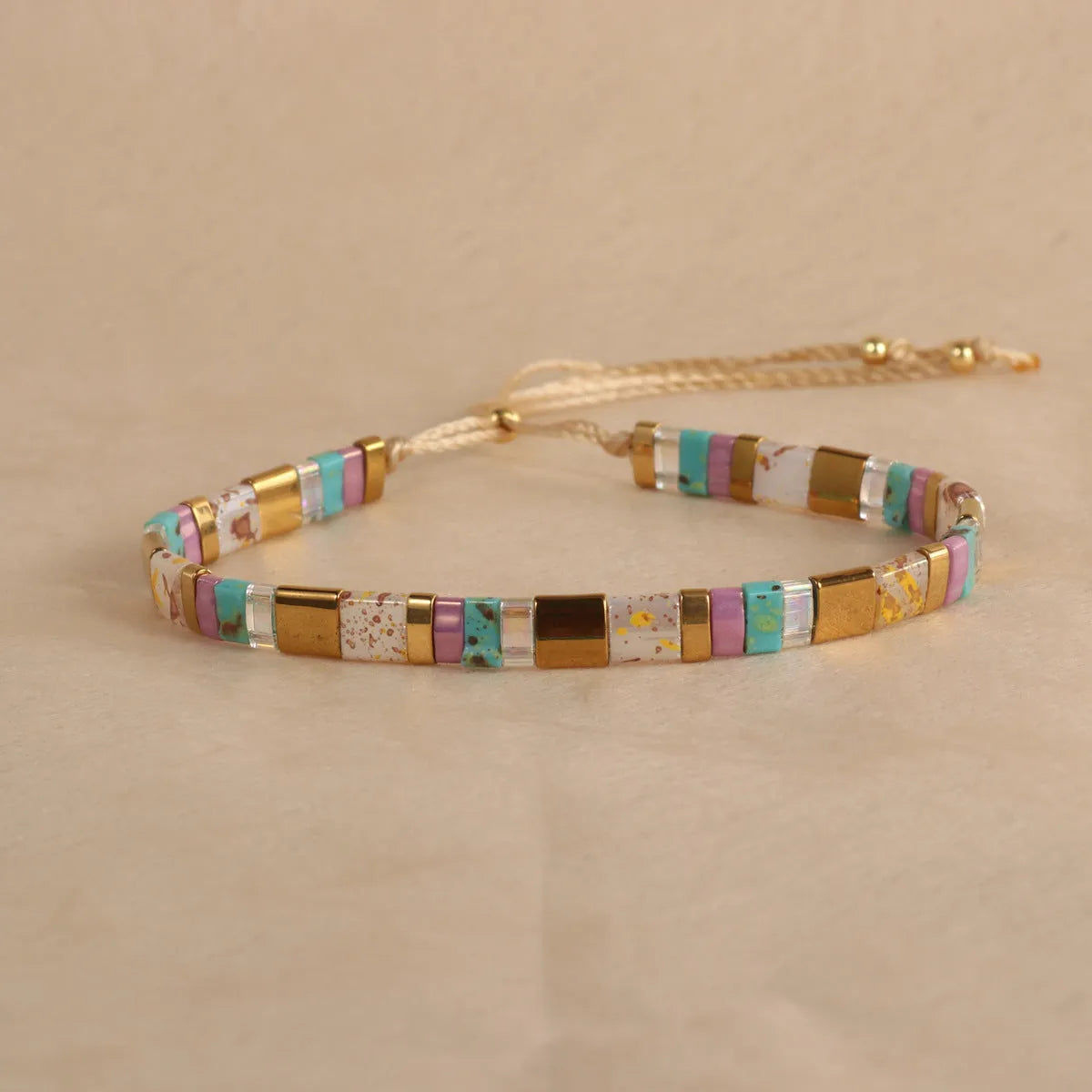 Geometric pull bead bracelet in glass and coloured glaze with round elements