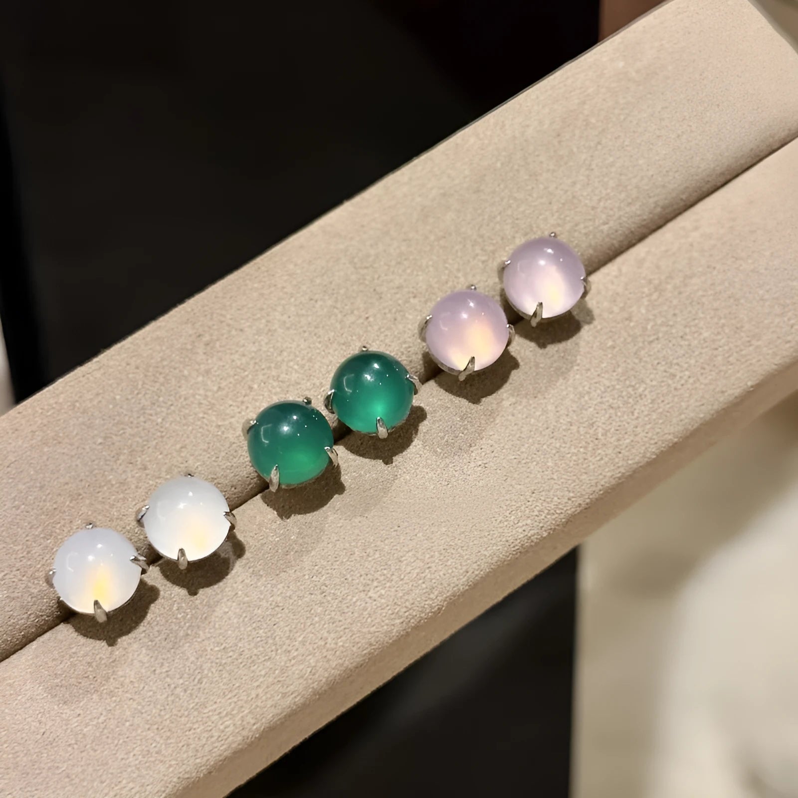 Copper four-claw chalcedony stud earrings in geometric round shape with national fashion style