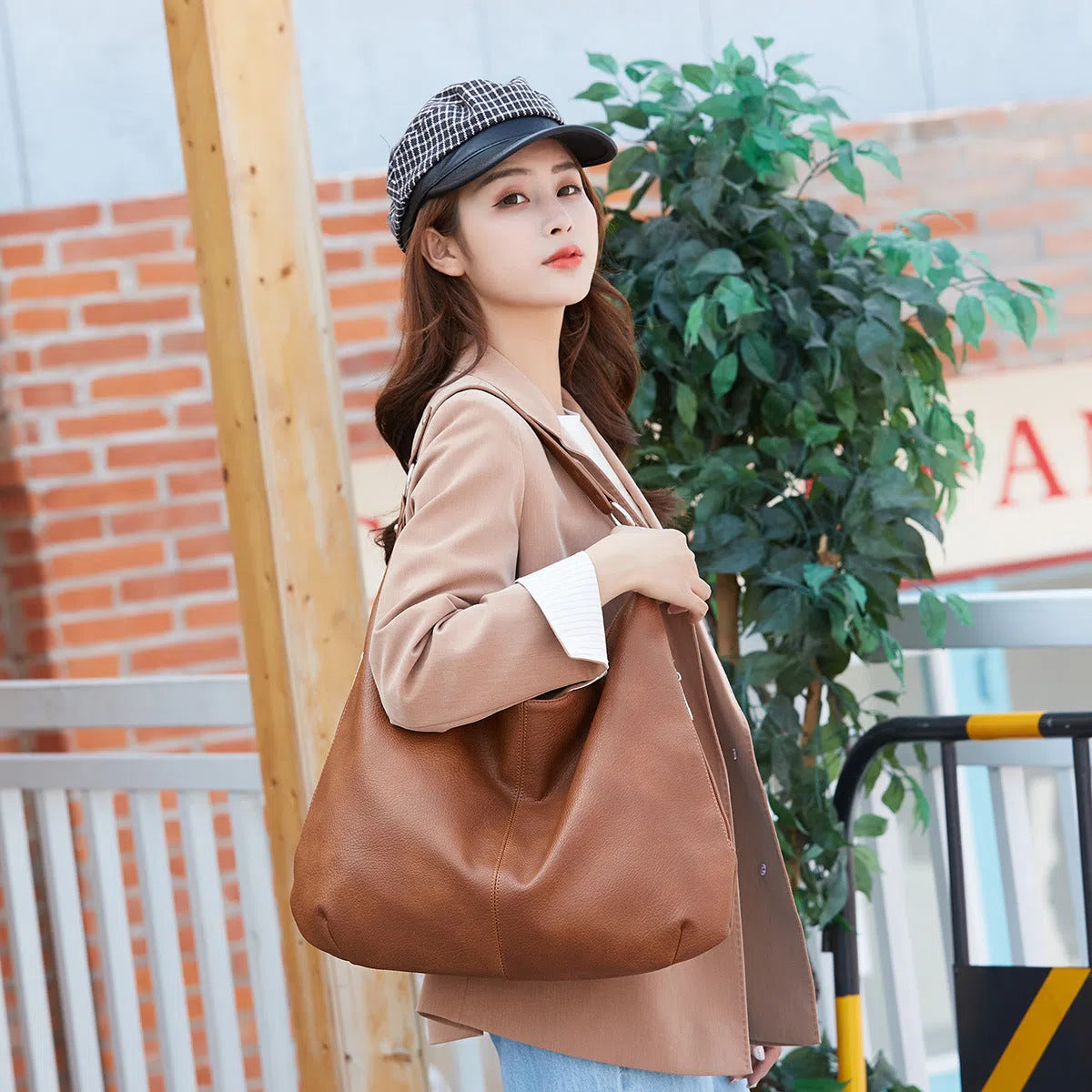 Large capacity PU commuter tote shoulder bag with polyester lining and inner pockets, horizontal square shape, single strap
