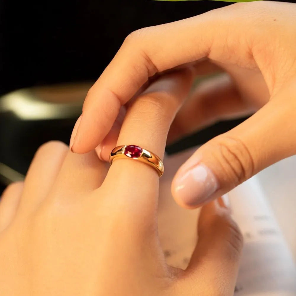 Retro simple glossy alloy ring in green and red, unisex, sizes No 6 to No 11, geometric sweet style