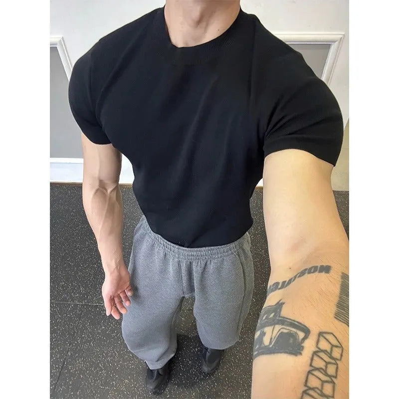 Men's slim fit knitted T-shirt with muscle-showing design and thread cuff-closing on short sleeves