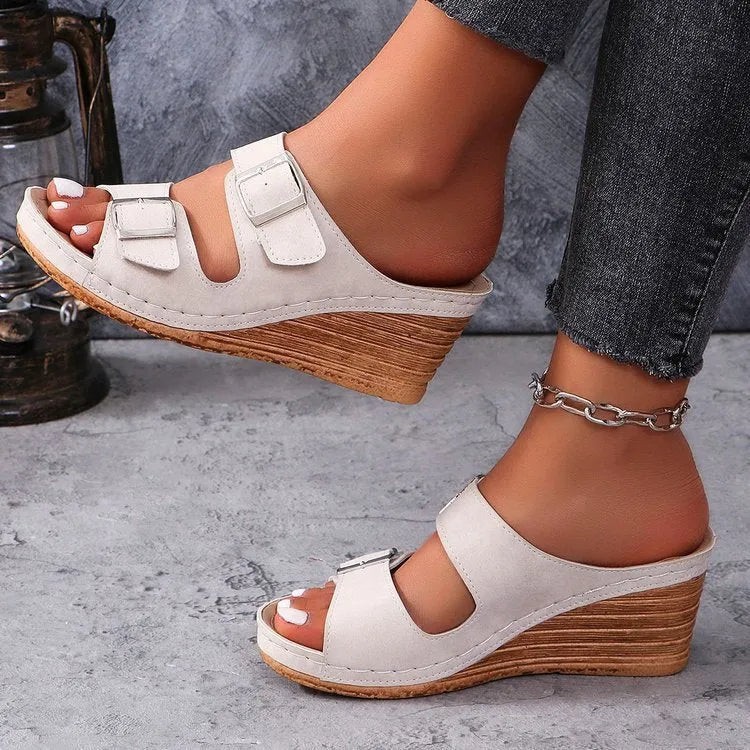 Women's wedge beach slippers with buckle detail in creamy-white colour with rubber sole
