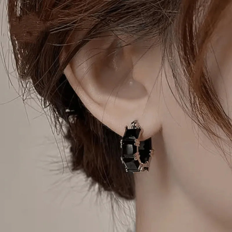 Geometric U-shaped gold ear ring with round black zircon stones