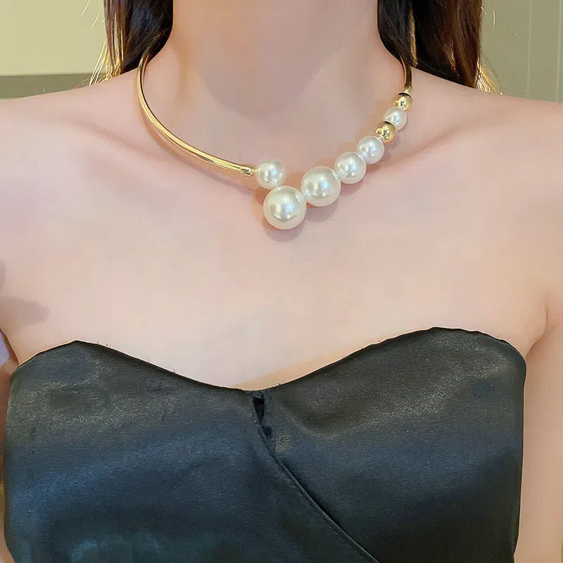 Gold tone women's choker with geometric shape, inlaid imitation pearl, and copper collarbone chain, 30cm and below