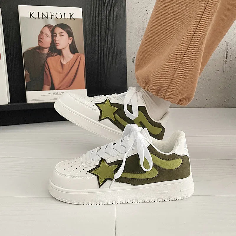 Retro low-top sports and casual shoes for men and women, synthetic leather upper, TPR sole, stitching details, white blue and white green colours, sizes 36-44.