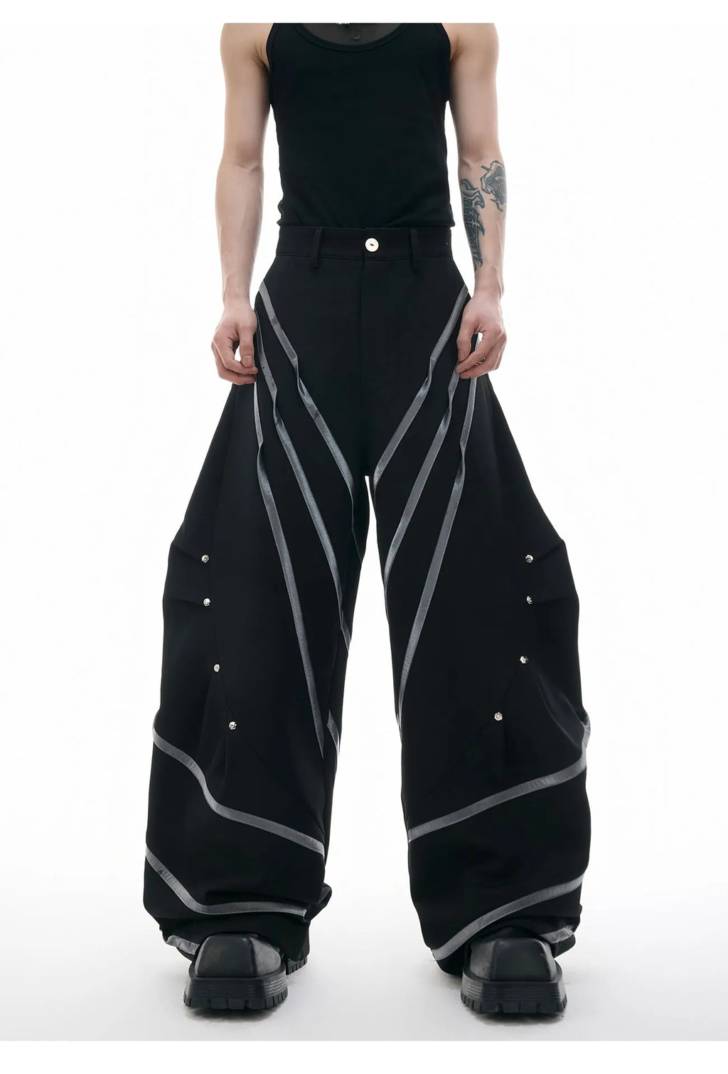 Men's polyester trousers with three-dimensional cutting and metal striped rivet pleats in black or white colours