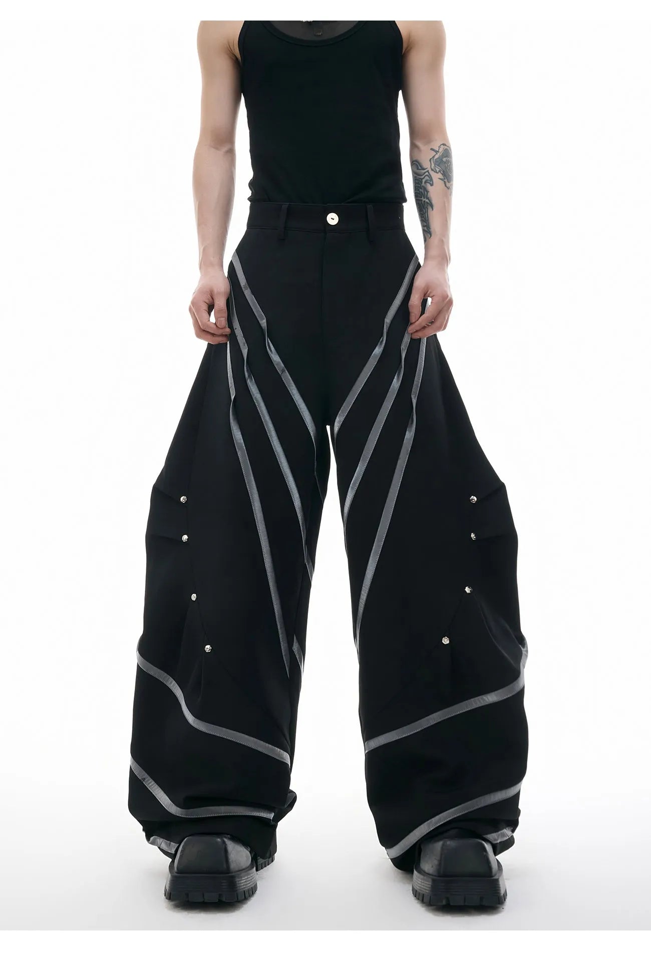 Men's polyester trousers with three-dimensional cutting and metal striped rivet pleats in black or white colours