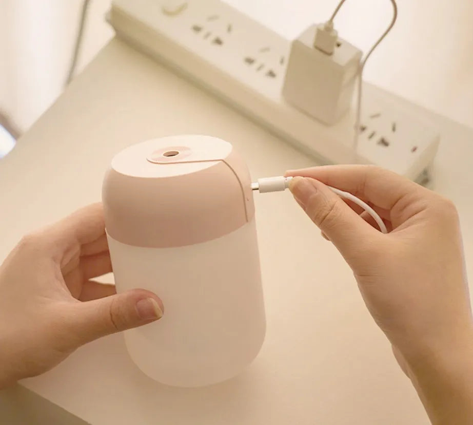 White cylindrical USB-powered mini humidifier with aromatherapy function for essential oils