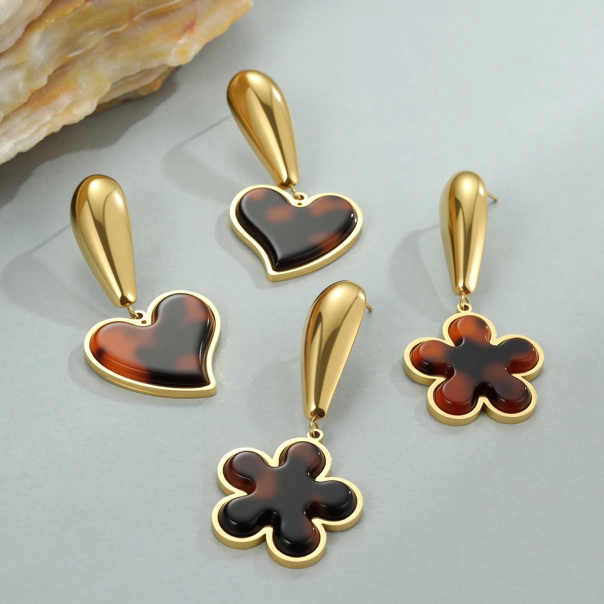 Stainless steel earrings with tortoiseshell colour and 18K gold plating in heart or flower designs
